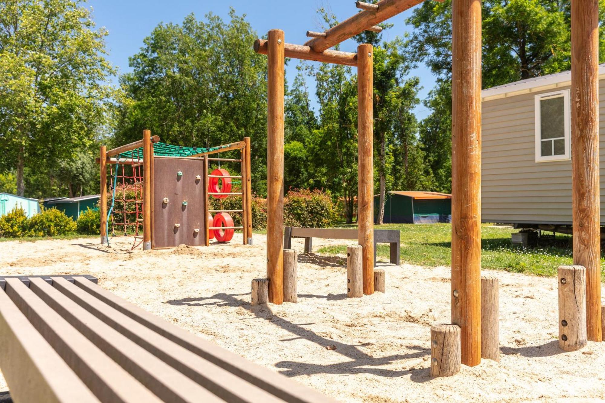 Camping Chateau De Galaure Chateauneuf-de-Galaure Kültér fotó